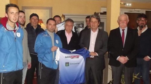 Elie Baup remet des maillots et des équipements aux équipes du Lavaur FC