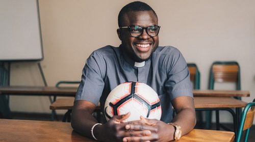 Le père Marcel, vicaire et milieu de terrain du Lavaur FC